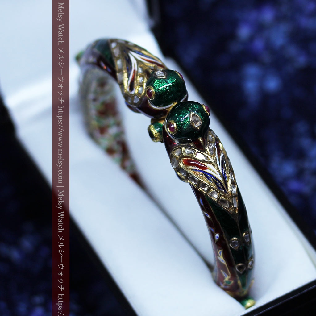 芸術的なエナメル装飾に宝石を鏤めた22金のアンティークバングル