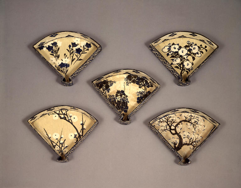 乾山銹絵染付絵替扇形向付 - MIHO MUSEUM