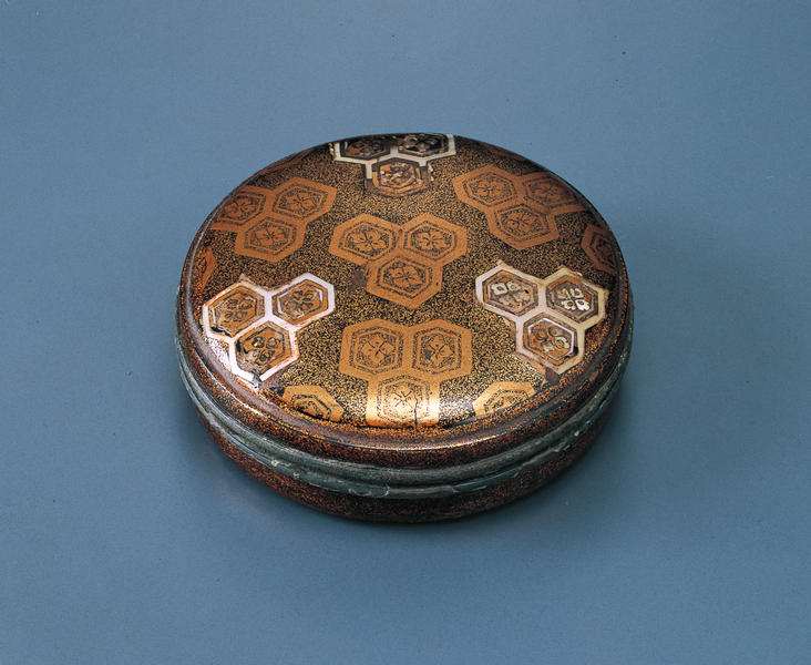 亀甲文蒔絵香合（鏡箱） - MIHO MUSEUM