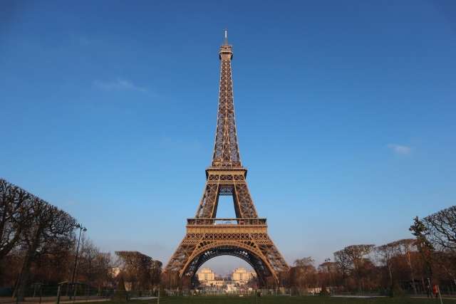 エッフェル塔の色は黄色だけじゃない?! エッフェル塔の8変幻 -工事写真