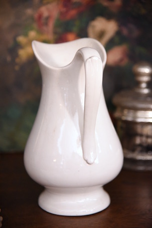 滑らかなカーブが美しい水差し BOCH LA LOUVIERE