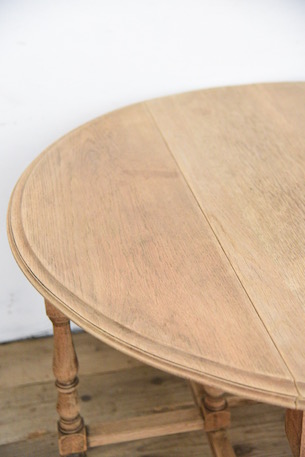 雰囲気ある2ドロワーゲートレッグテーブル