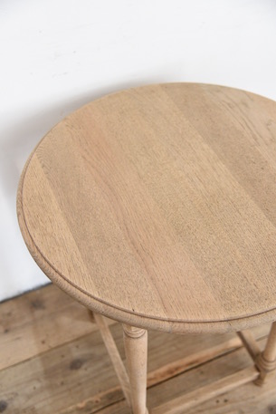 風合いあるラウンドサイドテーブル