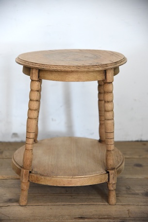 風合いあるラウンドサイドテーブル