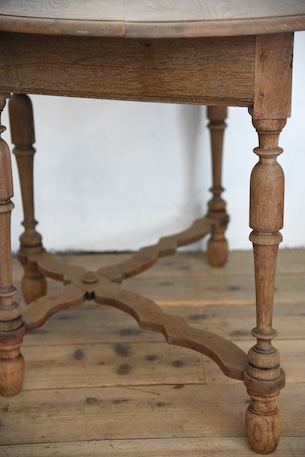 風合いある半円のドロワーテーブル