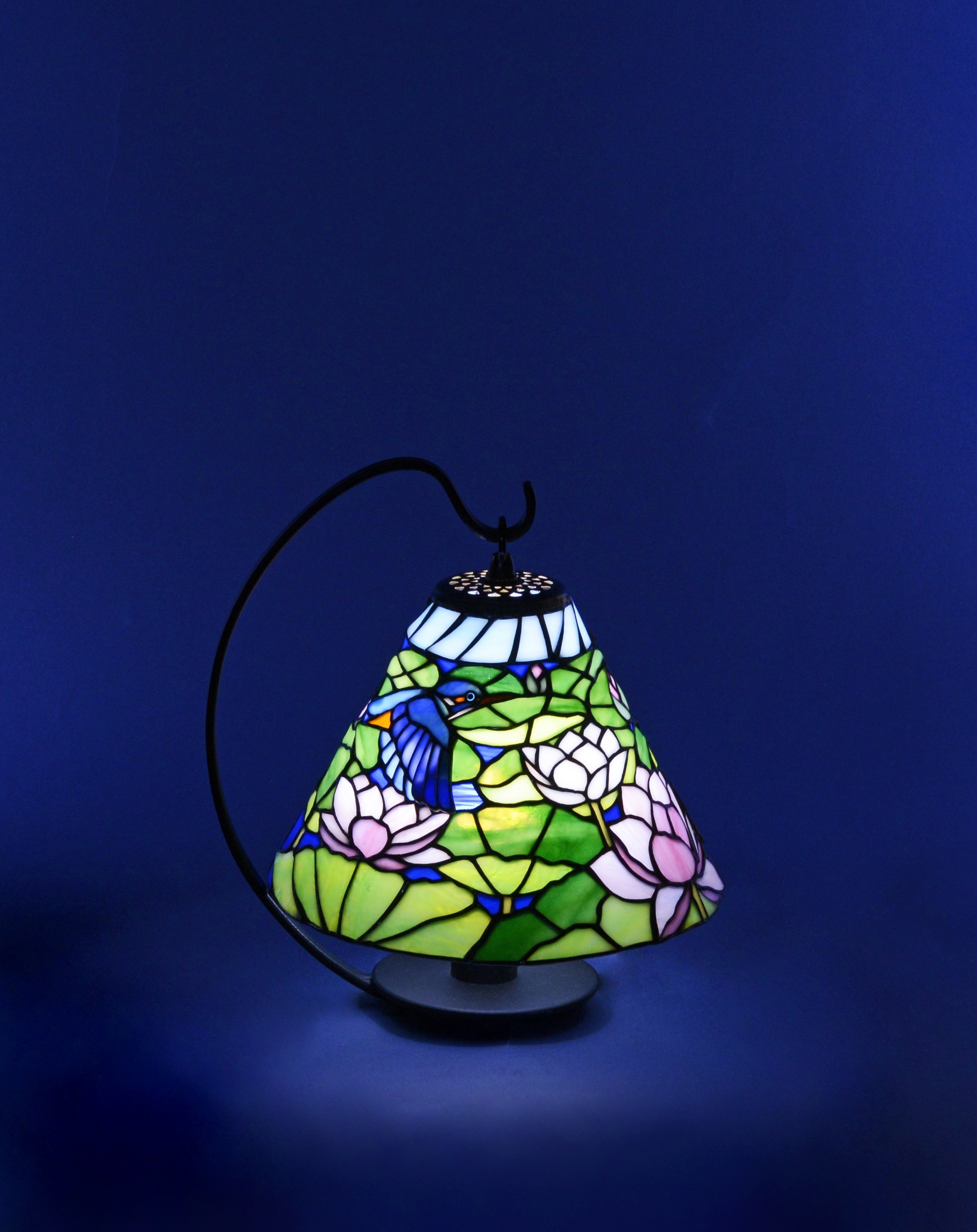 蓮とカワセミのランプ－ステンドグラス花鳥輪舞