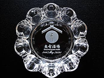 ロゴマークやイラストを彫刻できる灰皿｜ガラス彫刻の四季彩