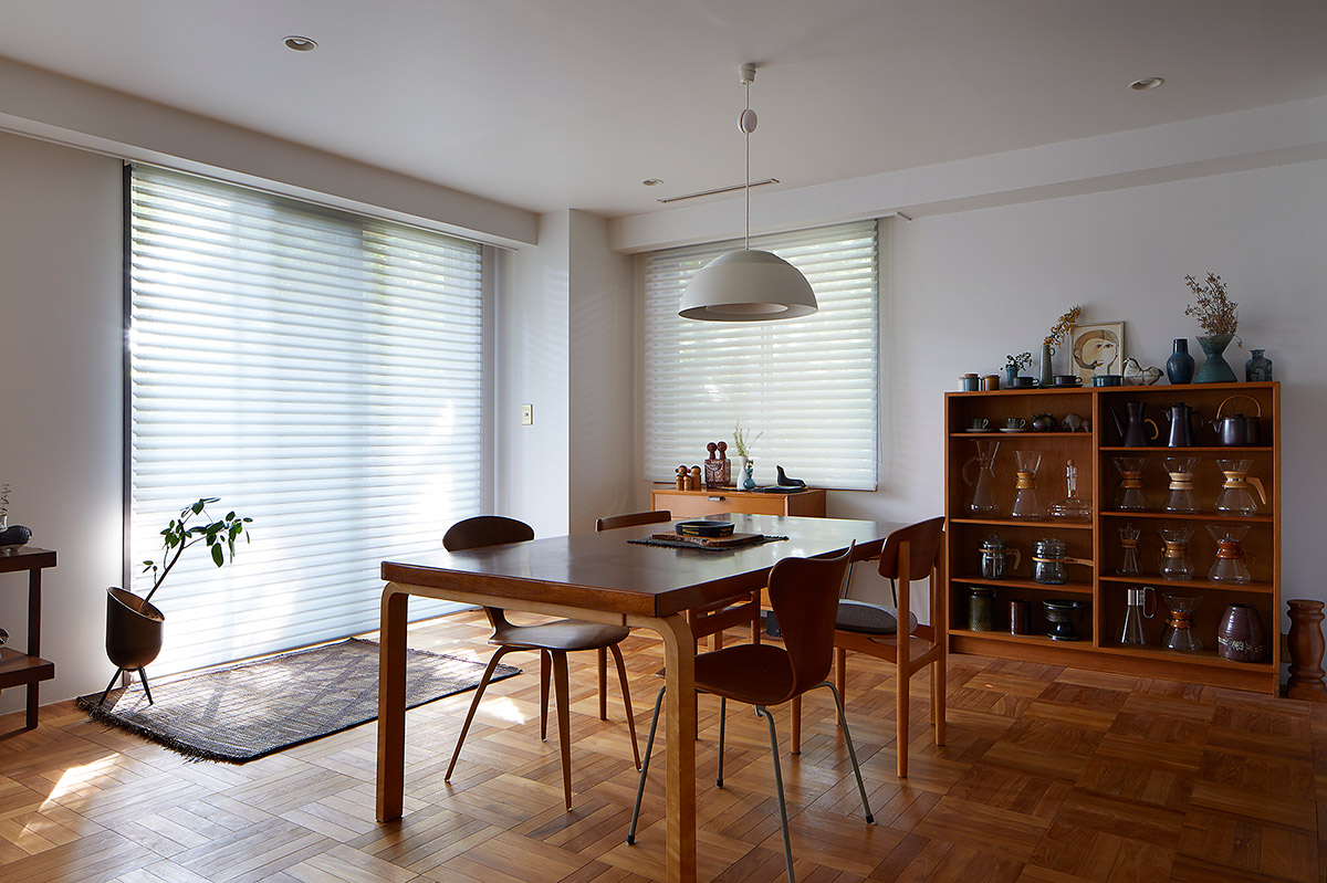 柔らかな光と空気感に包まれる調光ロールスクリーンのある部屋