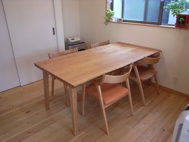 チェリー材耳つき5枚はぎテーブル | 無垢材家具で温かいやすらぎの