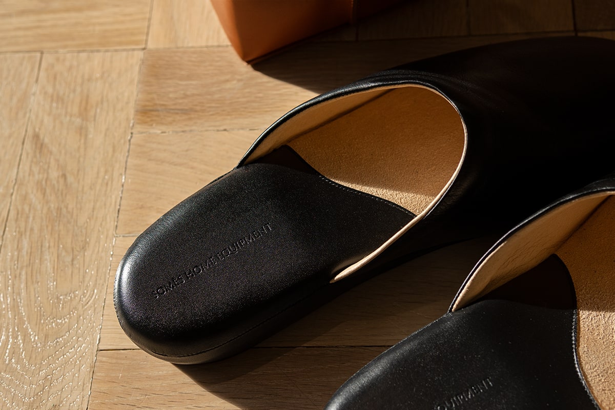 素材と成型で足元を心地良く｜ドムス ルームシューズ | ソメスサドル