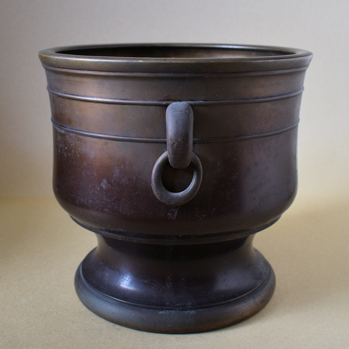 火鉢と炭道具の販売 骨董 斎明堂 / 勾玉持手唐金宣徳火鉢（弐）