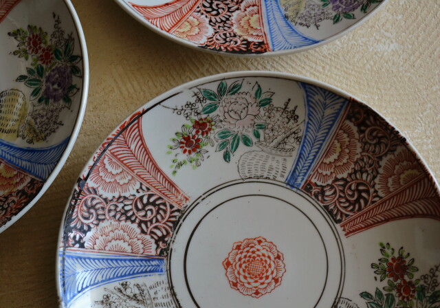 色絵印判花籠.唐草紋8寸皿 一枚 色絵皿Antique Sam's Collection