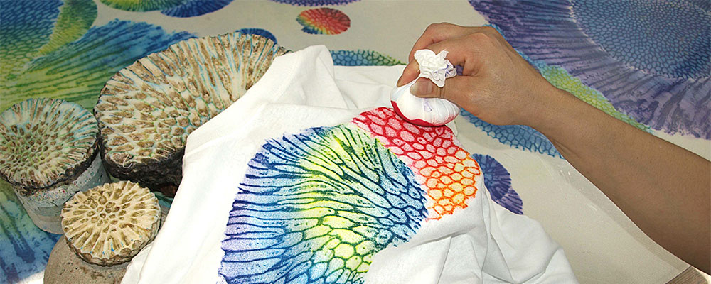 サンゴ染め体験のご案内 - 紅型・サンゴ染め工房 首里琉染