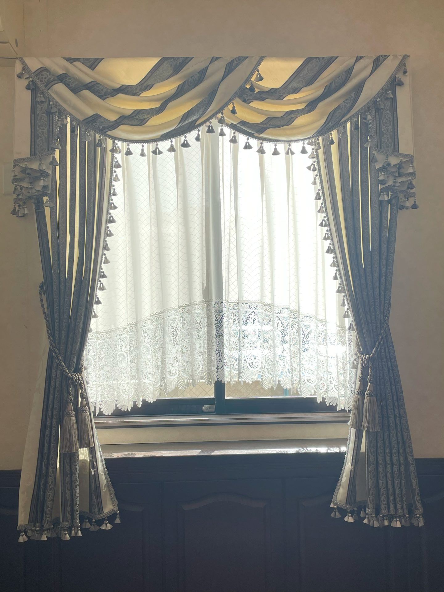 スワッグ&テール付カーテンとプレーシェード裾ウェーブ型 | 愛知県