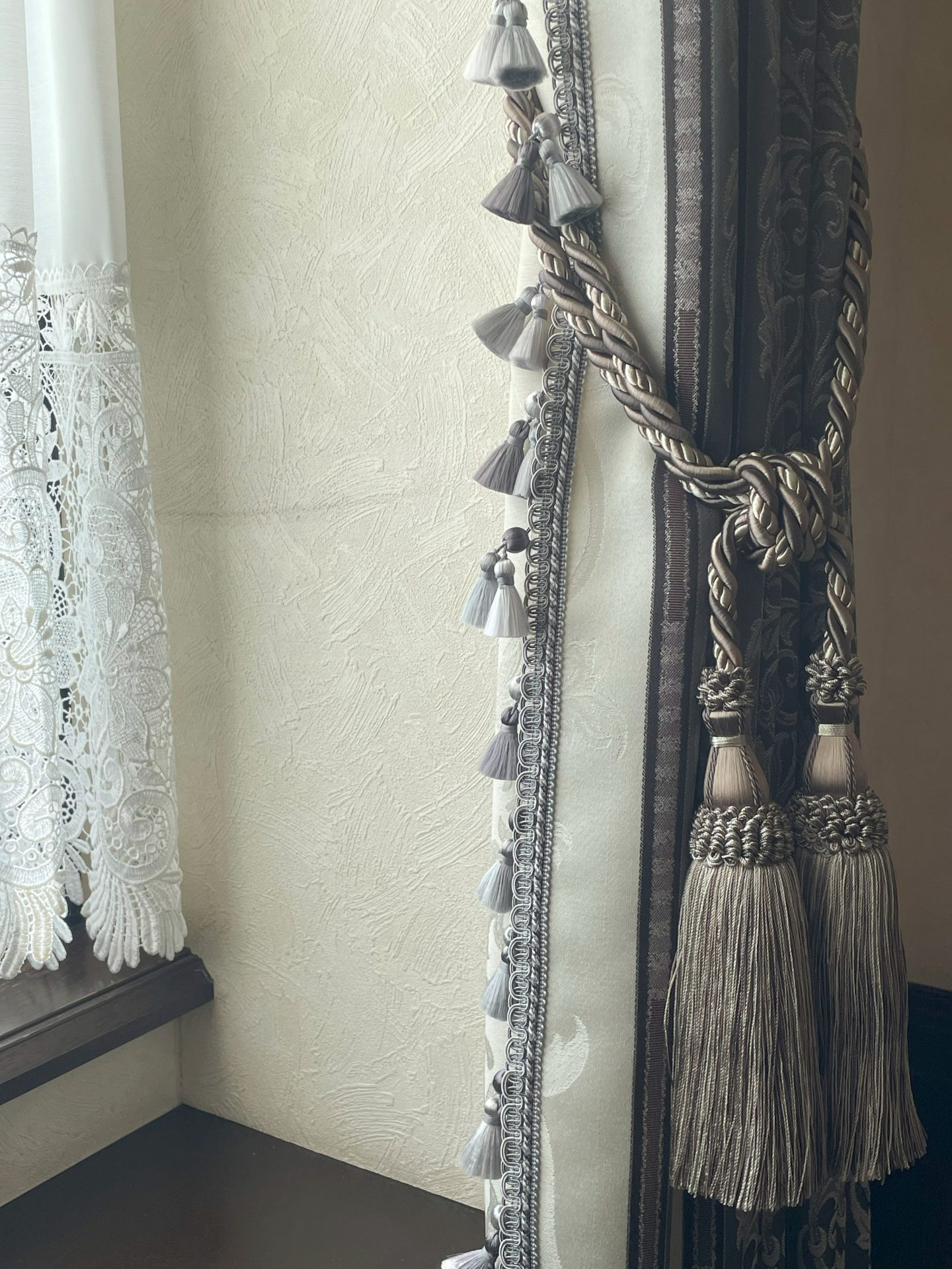 スワッグ&テール付カーテンとプレーシェード裾ウェーブ型 | 愛知県