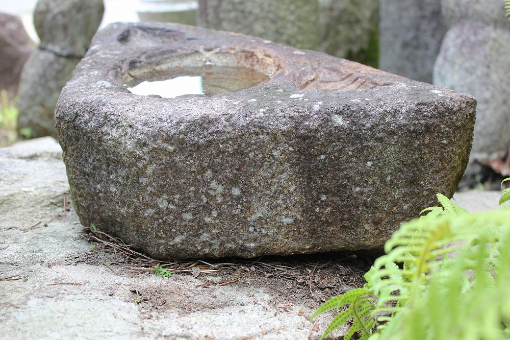 水鉢 本鞍馬石 （三角）の製品案内愛知県岡崎市の石灯篭・水鉢蹲など