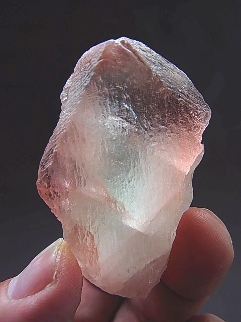 スカルドゥ産蛍光ピンクフローライト原石77.9g - パーフェクトストーン