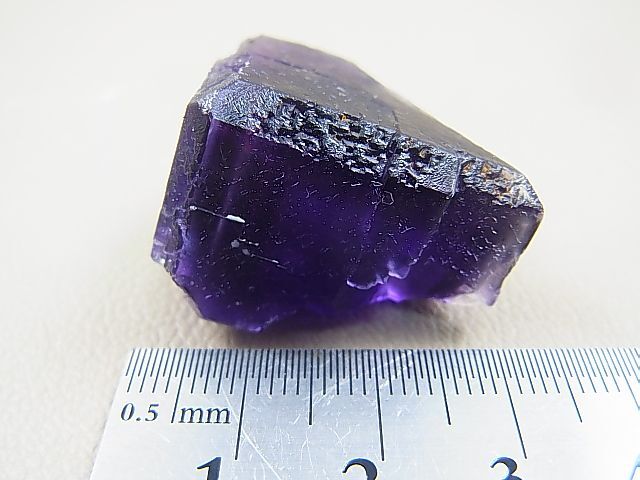 スペイン・アストゥリアス産ダークパープルフローライト原石（赤蛍光