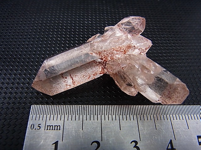 インド・マニカラン産ピンク水晶（連晶/貫入り） 11.1g - パーフェクト