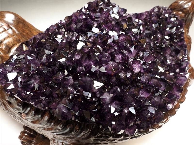 ☆迫力の巨大木彫り台座付きアメジストクラスター！☆激レア鰐彫り台座