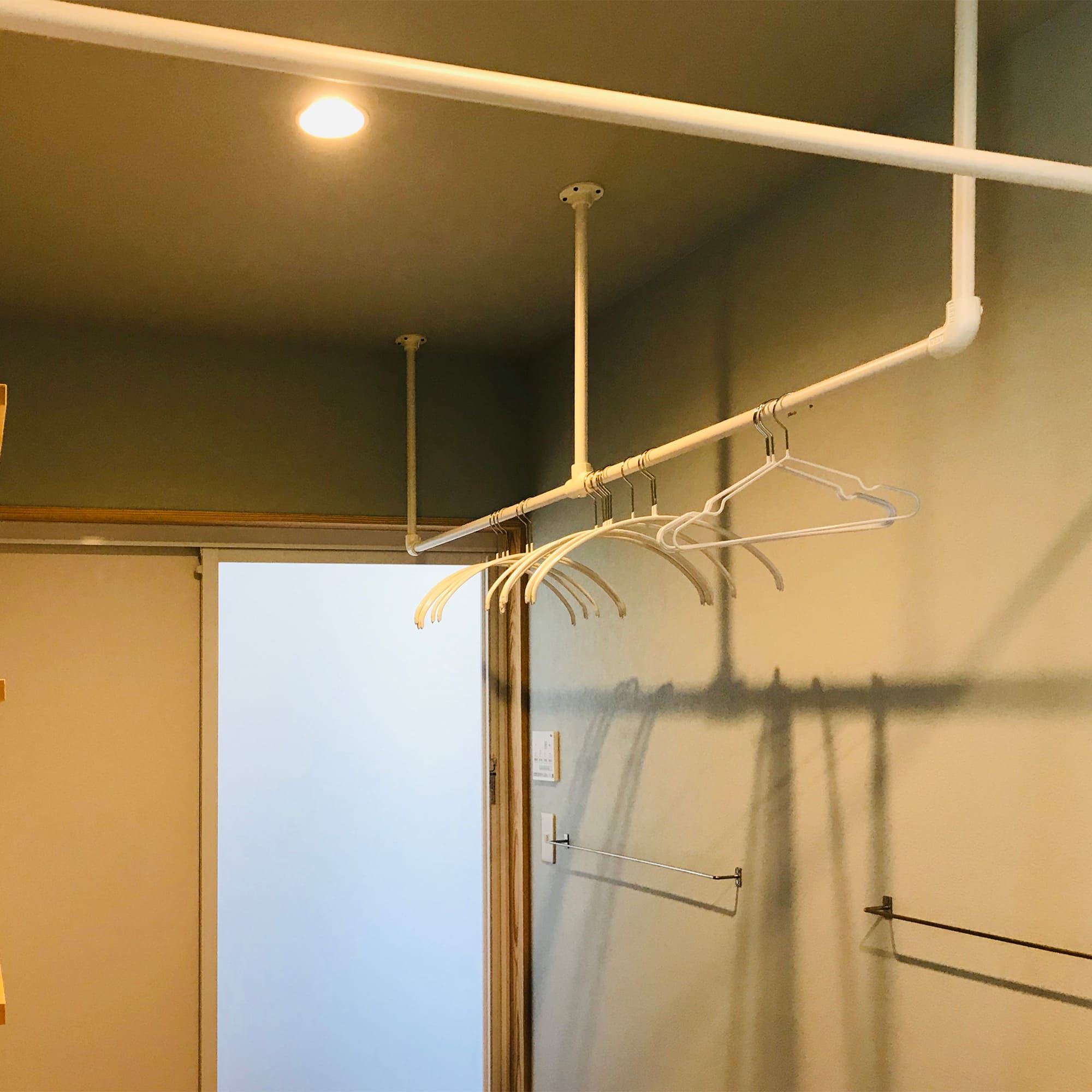 アイアンハンガーパイプ E型-天井吊タイプ | PS-HB008-09-G192