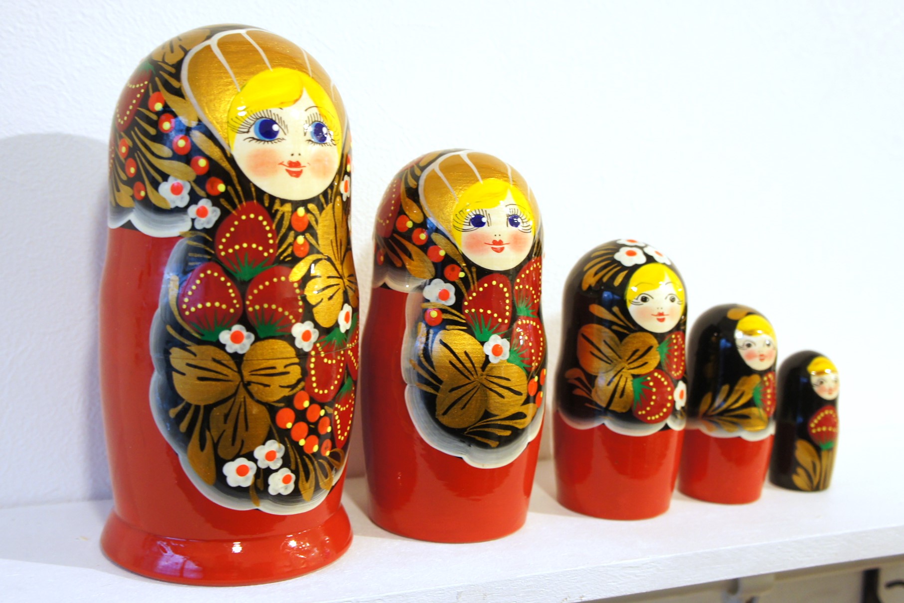 カラフル民族衣装マトリョーシカ 5ピース ＜イチゴ・ホフロマ模様