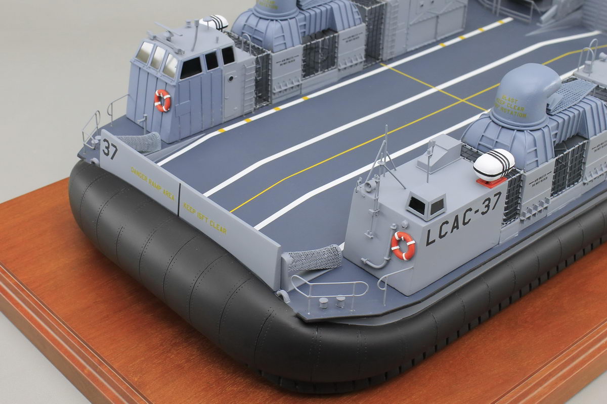 □アメリカ海軍 上陸用舟艇 LCAC-1級エア・クッション型揚陸艇、精密