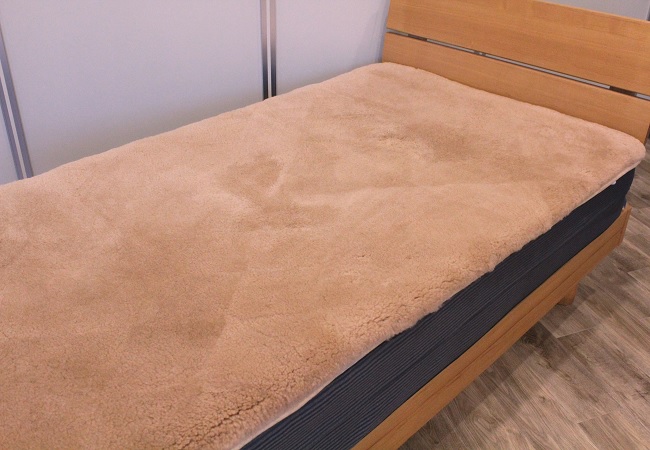 ムートンシーツの弾力性と身体へのフィット感 日本ムートン ムートン