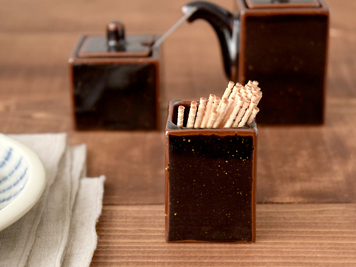 おしゃれ角型天目の爪楊枝入れ。人気の和食器。つまようじ以外にピック