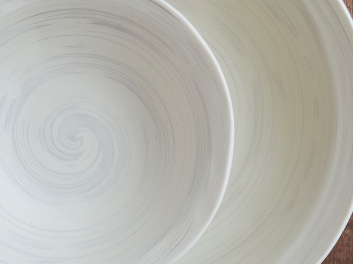 表情のある渦模様がポイント。シンプルで使いやすい和食器シリーズ。