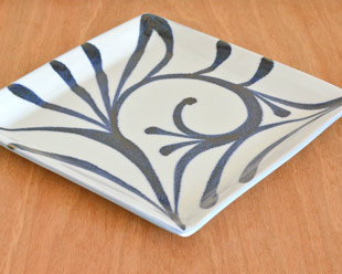 砥部焼の和食器 梅山窯の角皿 【砥部工房 からくさ】