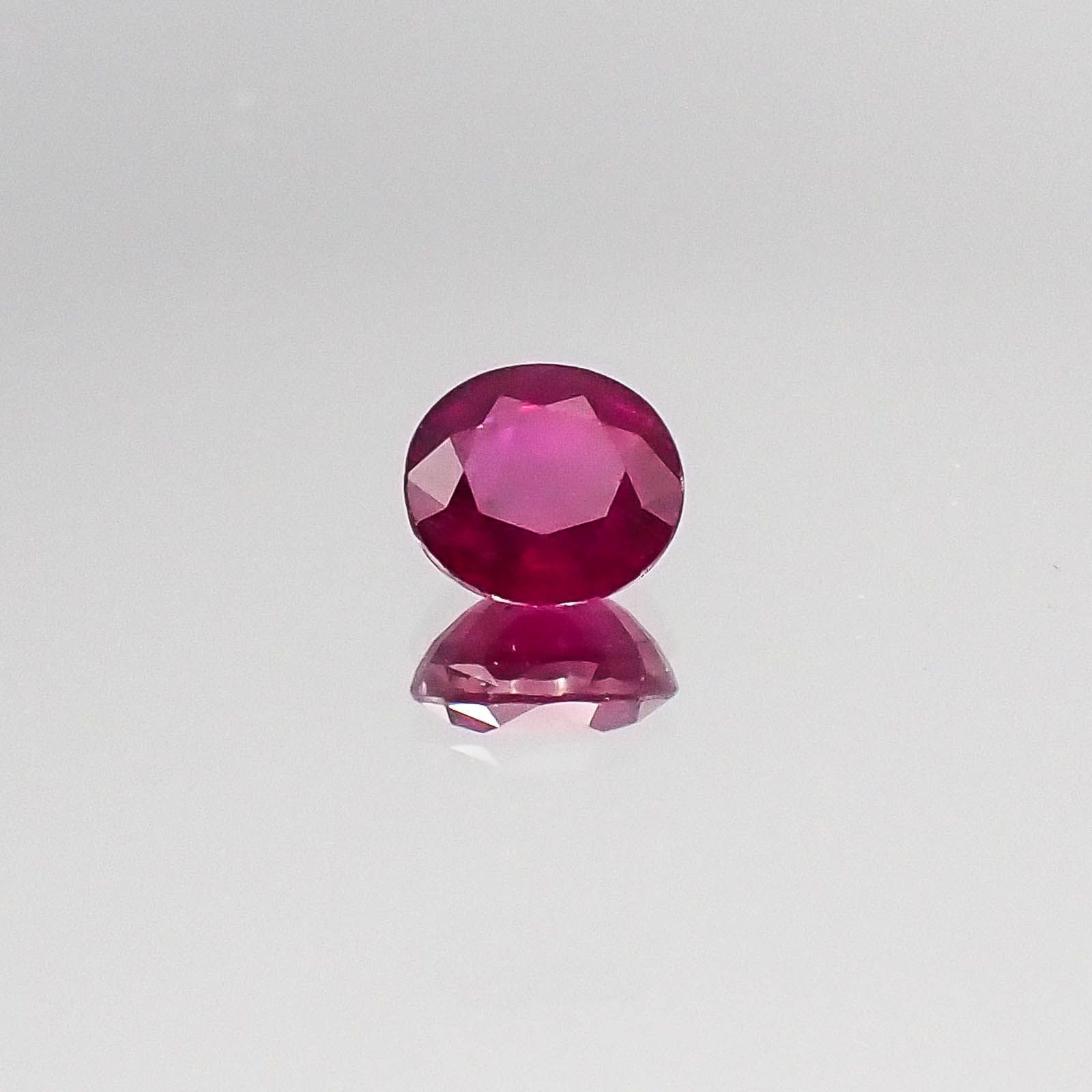 ルビー(宝石名ルビー)ミャンマー・モゴック産 識別済 0.86ct / 5.7x5