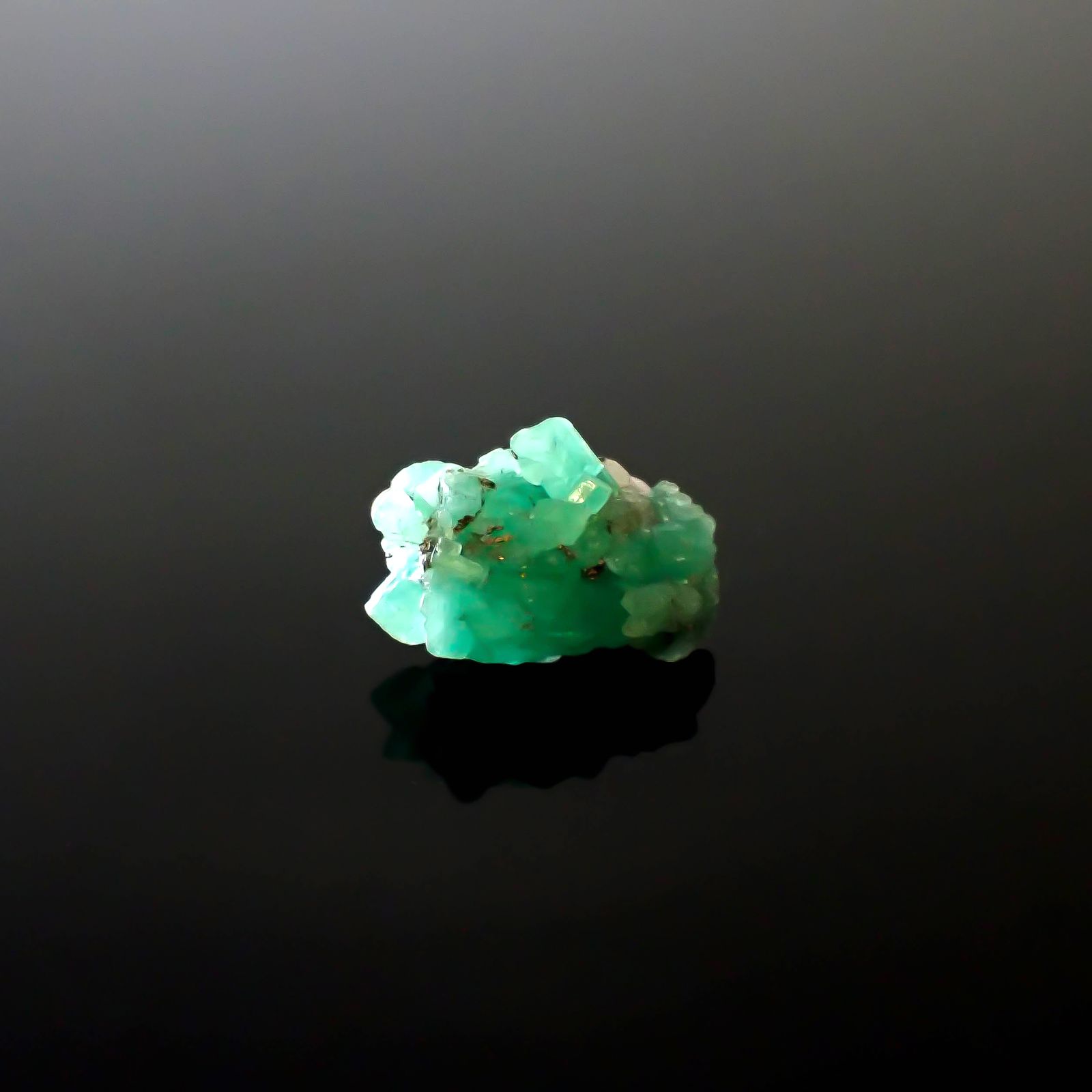 エメラルド原石 コロンビア産 11.73ct / 17.6x13.2mm前後 [250430175