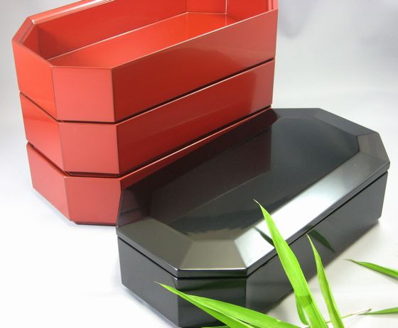 三段重箱（八角型）たまり朱 1組 418,000円（税込） | 輪島塗の塗師屋