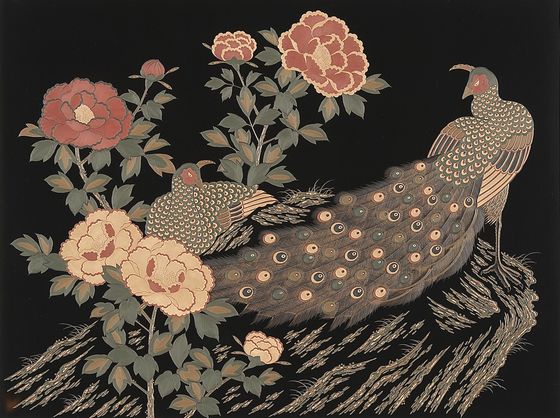 漆額 牡丹に孔雀は、彫漆（ちょうしつ）技法で描かれた優雅な孔雀の額