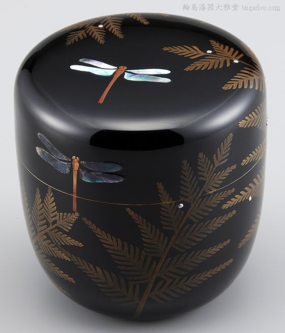 棗（なつめ）しだにトンボ蒔絵は、しだの露に銀を、トンボの羽に貝を用