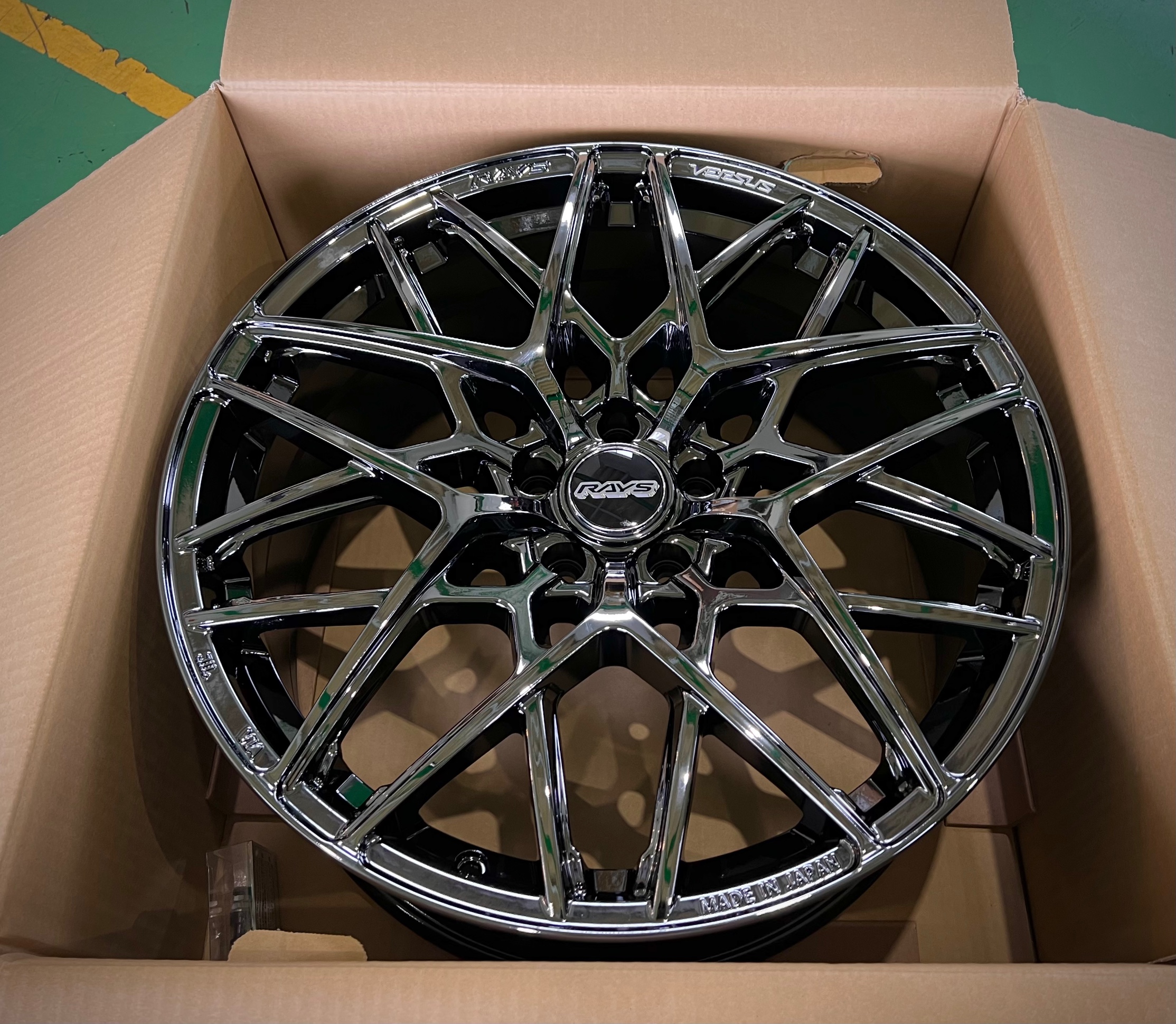 在庫1台分有り】入荷情報！！レイズより渾身の1枚！【RAYS VERSUS