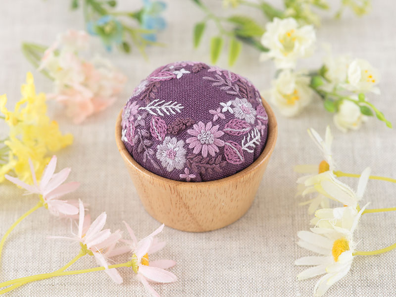 ピンクッション 花冠 パープル 『yulaの刺繍 草花の処方箋』刺しゅう