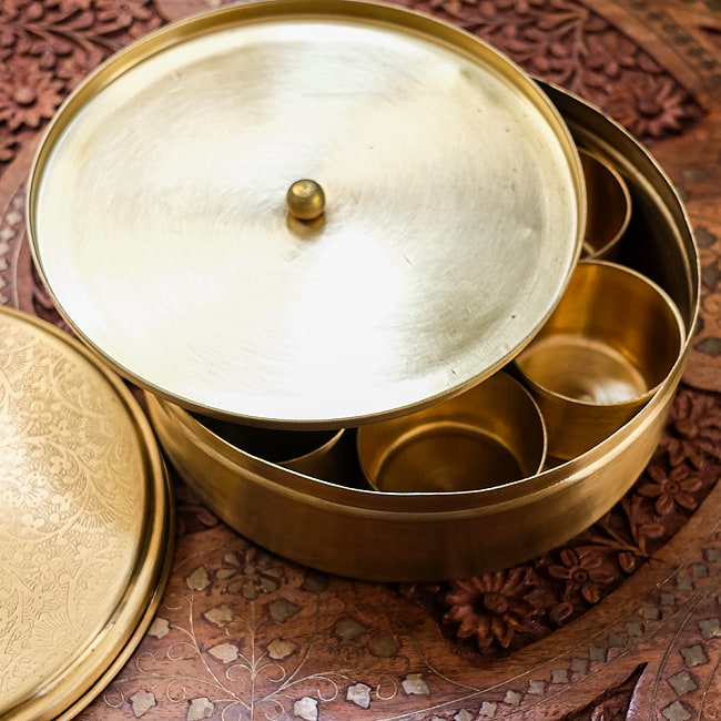インド品質]重厚な真鍮製 スパイスボックス マサラ ダバ 直径18.5cm の
