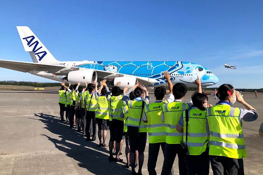 ANAの「FLYING HONU」、ツアー客乗せて千歳から成田へ - TRAICY