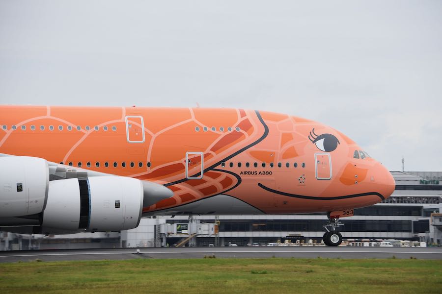 ANAのA380「フライングホヌ」3号機、ついに成田到着 初号機と共演も