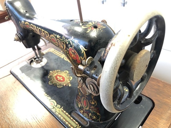 英国アンティーク。希少なアンティークミシン台が買取入荷致しました