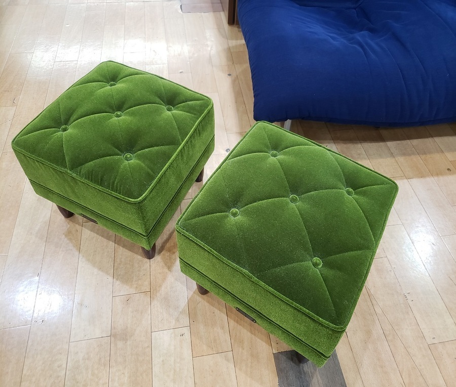 カリモク60】モケットグリーンのオットマンが2つ同時に入荷いたしまし