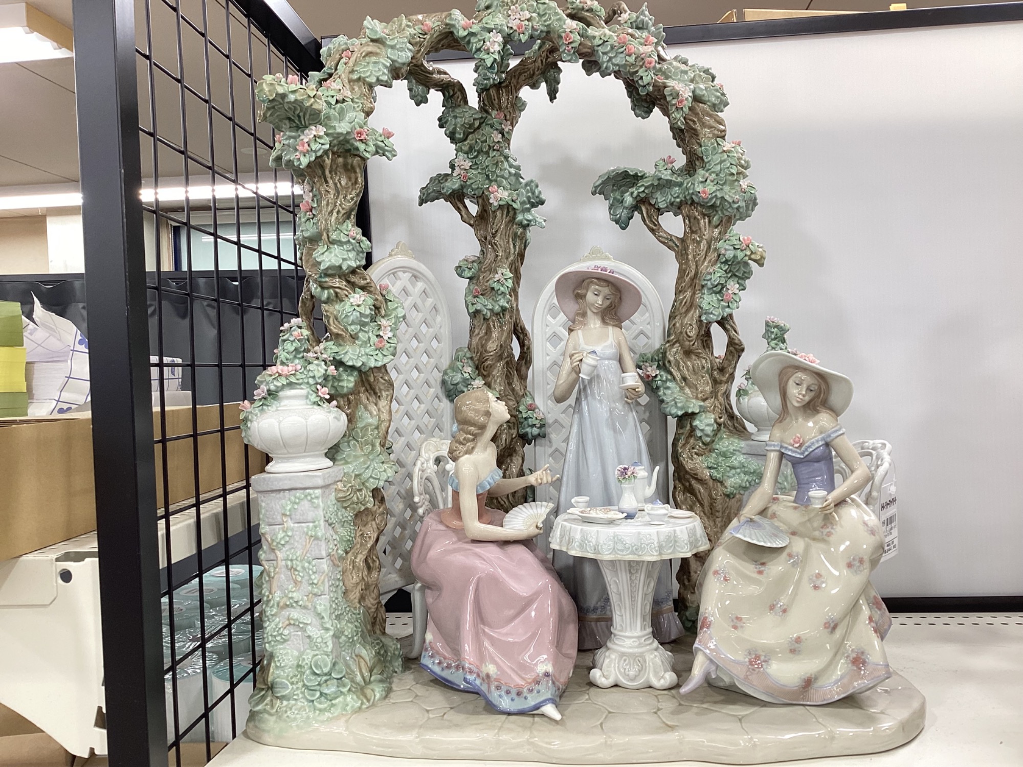 LLADRO（リヤドロ）のフィギュリン【テラスでお茶を】をご紹介致します