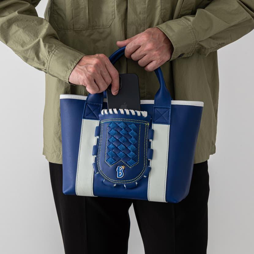 横浜ブルーを、日常に。軽やかに持ち歩く、特別なグローブバッグ – 革