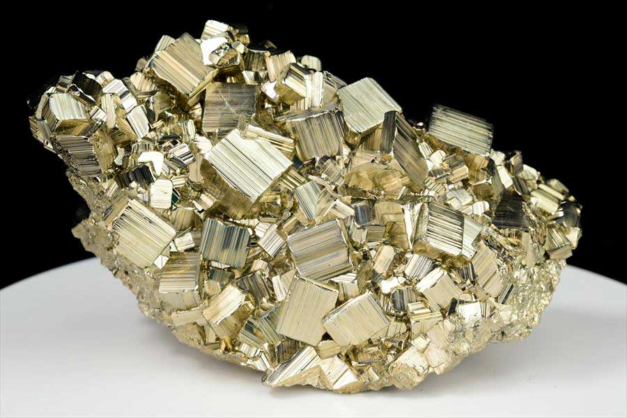 取扱量・品質は業界トップクラス｜パイライト（黄鉄鉱）クラスター原石