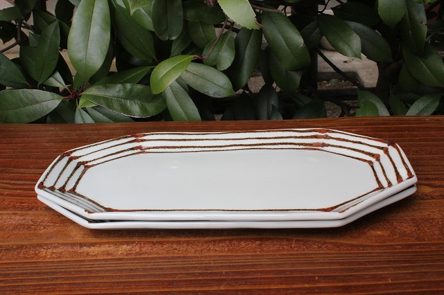 石川県白山市で作陶されている日下華子作の鉄絵文八角プレート（大