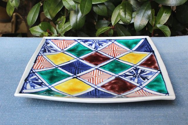 石川県金沢市で作陶されている九谷焼作家山本恭代さんの石畳文7.5寸