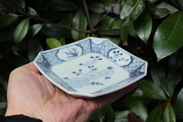 京都府舞鶴市で作陶されている村山朋子（真泥）さんの地紋花角皿中M