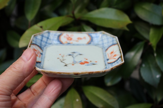 京都府舞鶴市で作陶されている村山朋子（真泥）さんの染錦小鳥角皿中